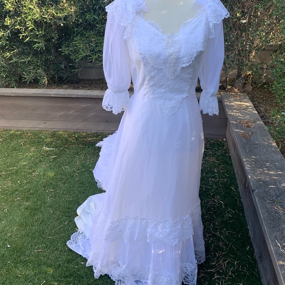 Vintage 1970’s Wedding Dress - Picture 3 of 9